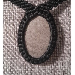 Collier avec fossile gris
