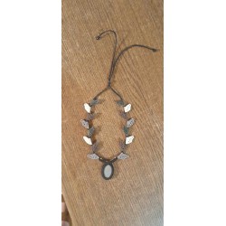 Collier avec fossile gris