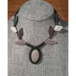 Collier avec fossile gris